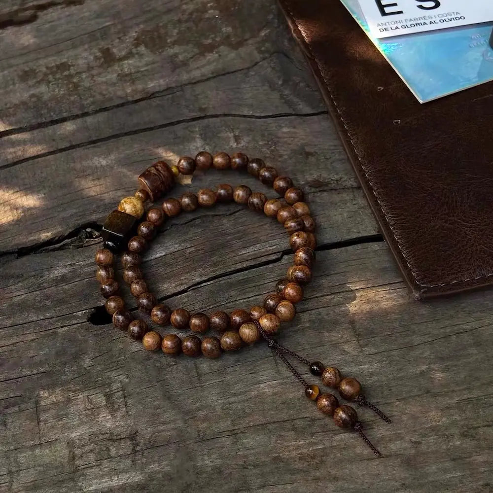 Handcrafted rosewood and tiger eye double loop bracelet with ebony and picture jasper accent beads on wooden background — Orienlu